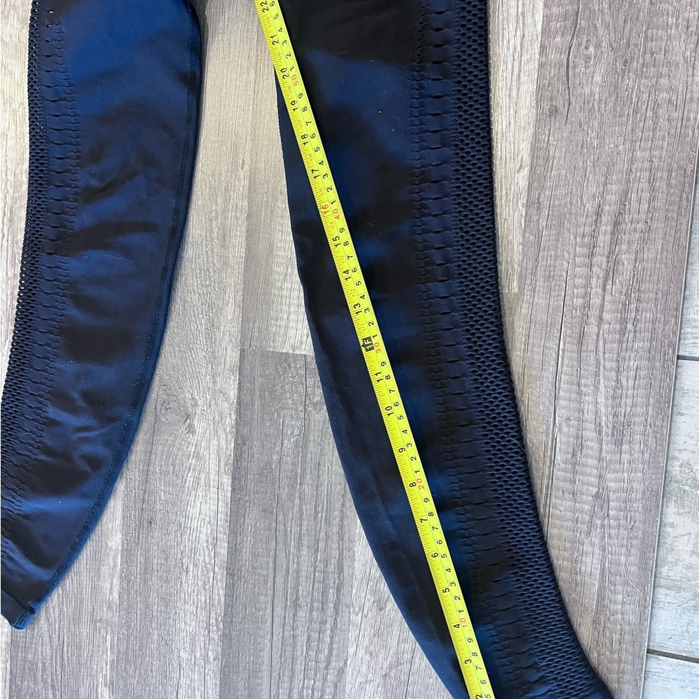 Alo Black Yoga Leggings Mesh side EUC Women’s Small - Picture 9 of 10